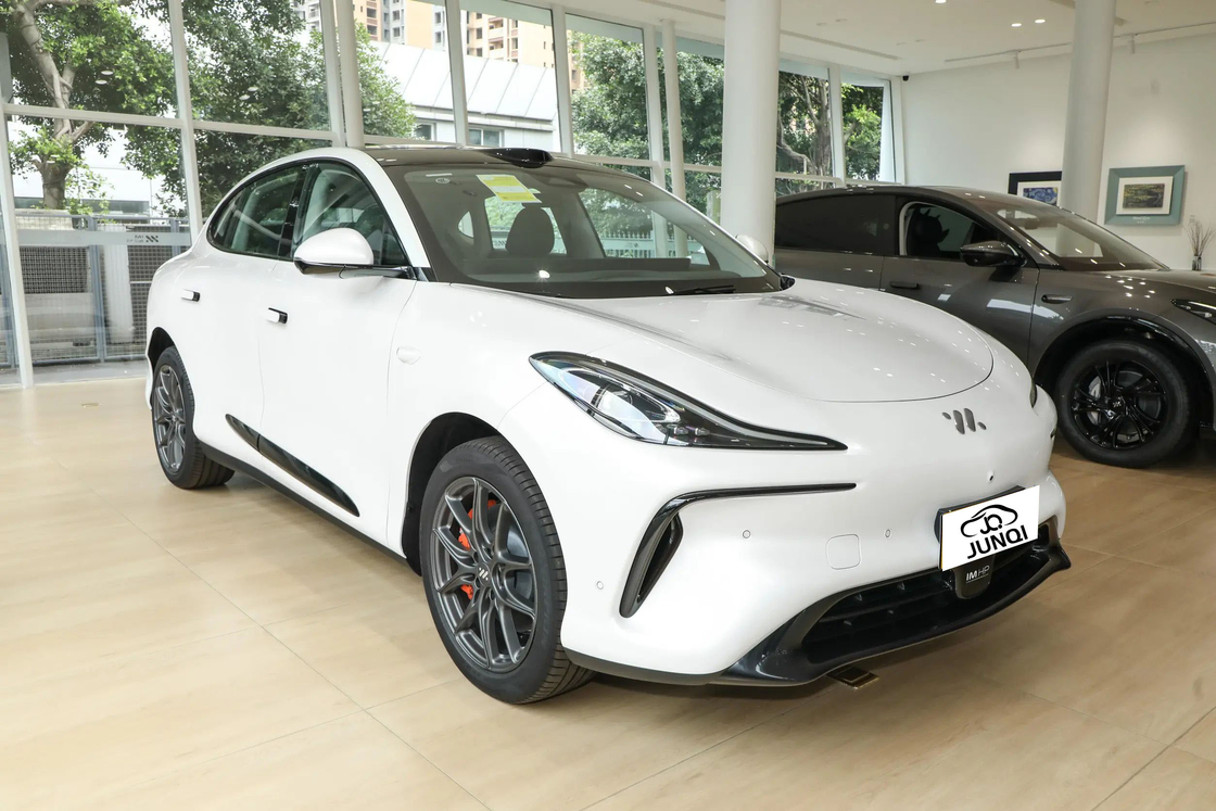 4 Pintu IM Electric Car Zhiji LS6 Luxury Electric Sedan 250KW Max Daya Motor