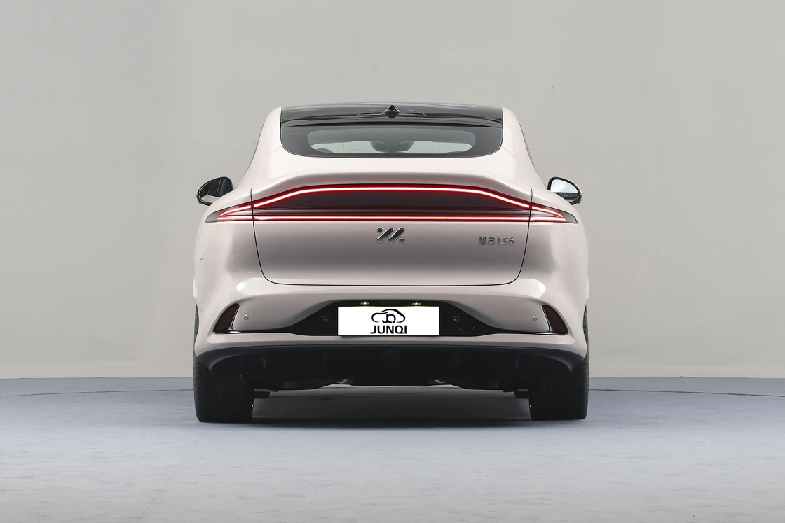 4 Pintu IM Electric Car Zhiji LS6 Luxury Electric Sedan 250KW Max Daya Motor