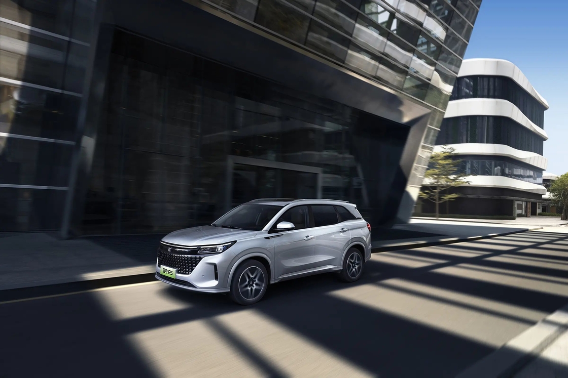 5 kursi AWD Seres Mobil Listrik SUV 120 Kekuatan Kuda Dan Emisi Bebas Mengemudi