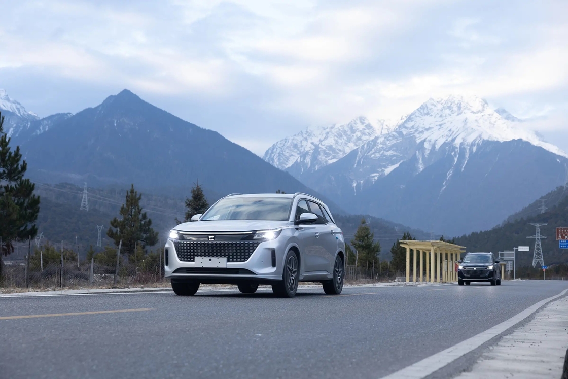 5 kursi AWD Seres Mobil Listrik SUV 120 Kekuatan Kuda Dan Emisi Bebas Mengemudi