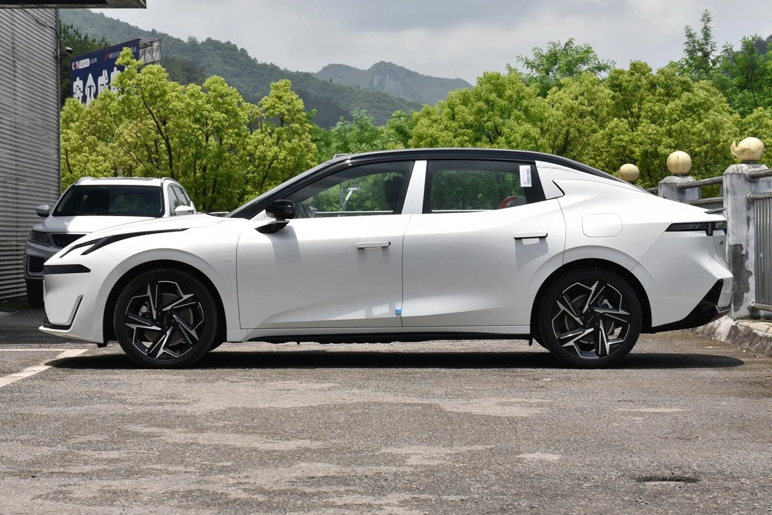 500km Lynk & Co Full Electric SUV Car Plug In Hybrid Fast Charge 0,45 Jam