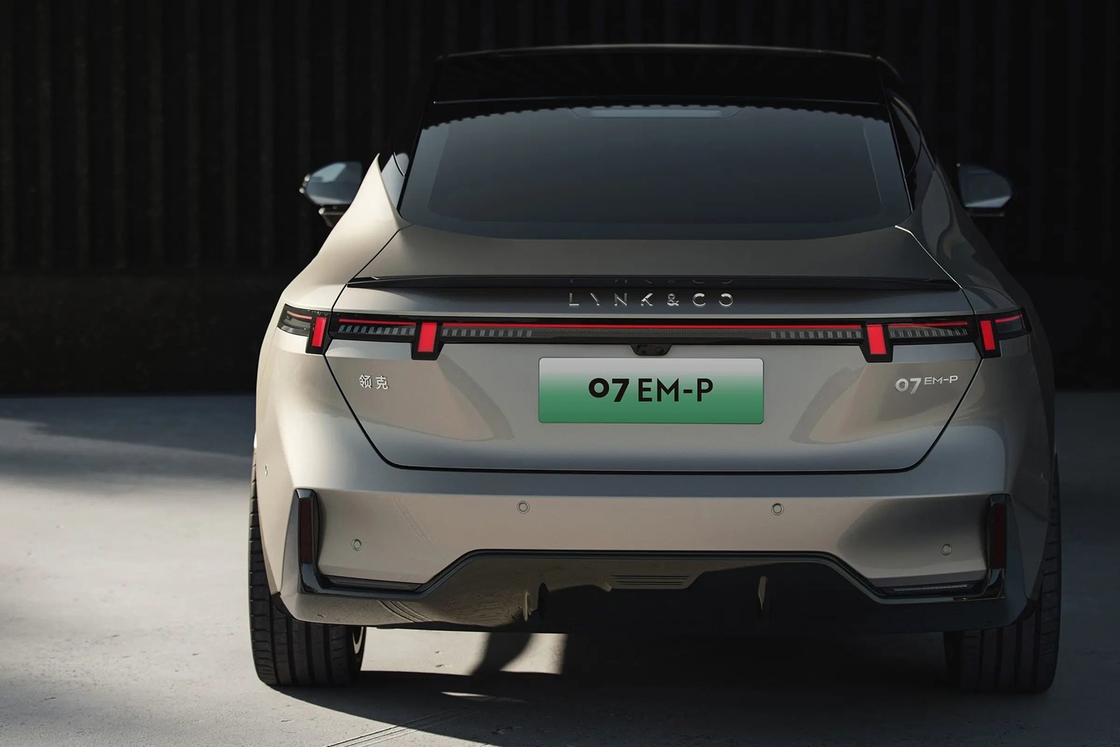 Lynk Co 07 2024 model Em-P 126km Baterai Panjang Hidup Mobil Baru Solusi Mobilitas Berkelanjutan Serbaguna untuk Konsumen Perkotaan