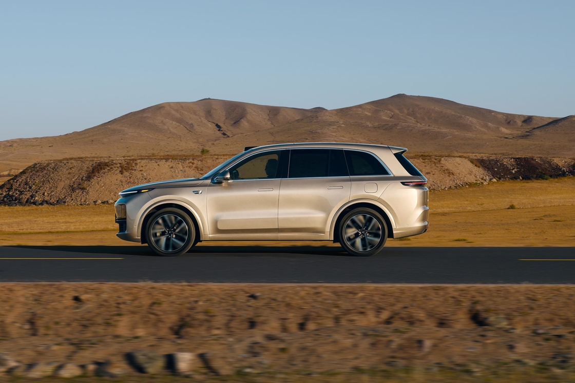 5 Pintu 6 Seater L8 Lixiang Electric Car SUV Left Drive Dengan 800km driving range