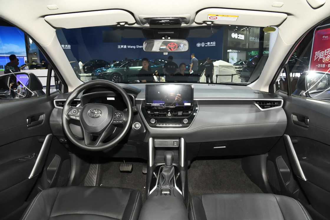 Mobil Toyota Corolla FWD untuk perjalanan harian dan perjalanan akhir pekan