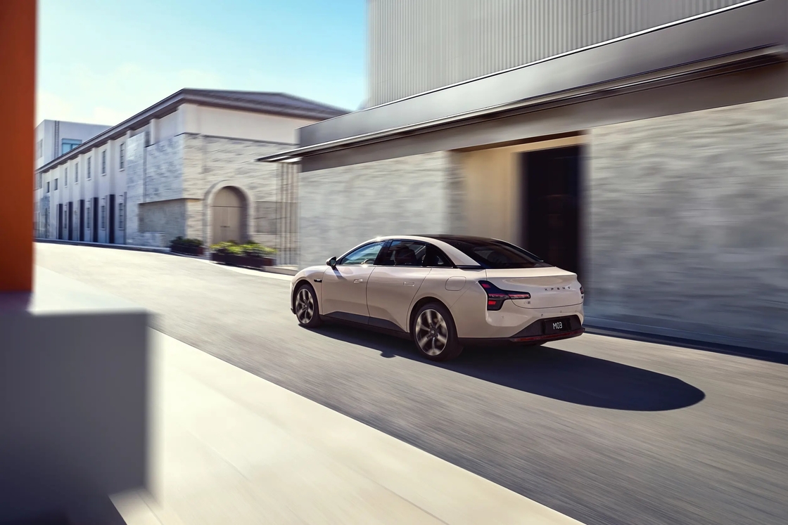 Xiaopeng Electric Car untuk Konsumen Muda MONA M03 Desain Minimalis 15,6 inci Layar Sentuh 3 Model Tersedia