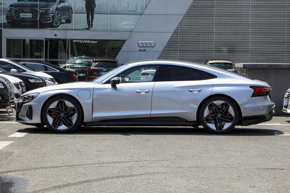 2024 Chinese Large SUV Untuk Audi RS E-tron GT 510kW 495km Long Range Mobil Listrik Murni Untuk Dewasa